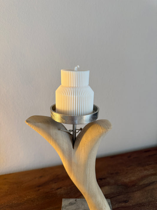 Kerzenständer aus geschliffenem Eichenholz auf Metallplatte mit Designkerze 470