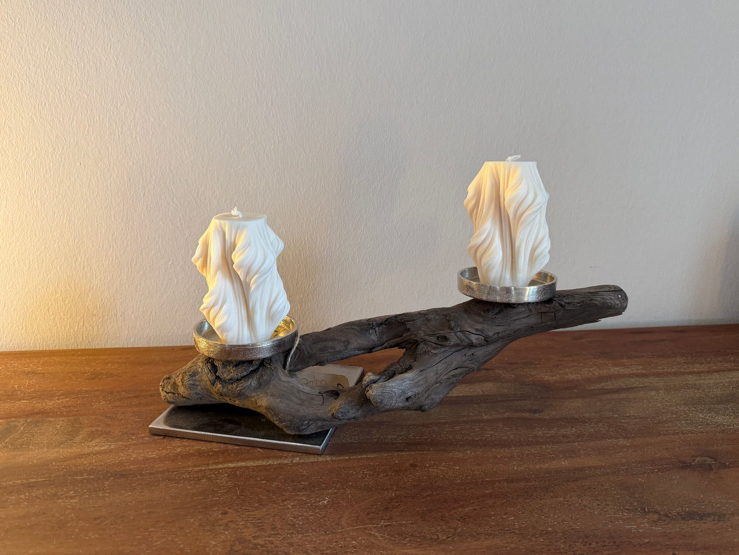 Kerzenständer aus Treibholz auf Metallplatte mit zwei Designkerzen 1295