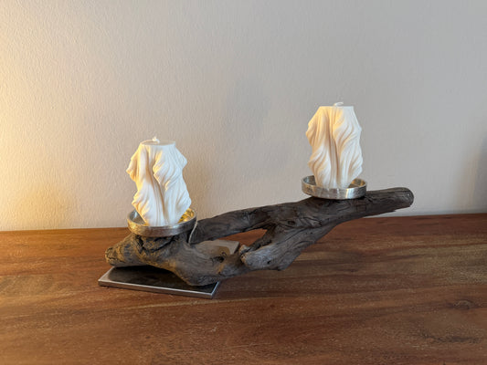Kerzenständer aus Treibholz auf Metallplatte mit zwei Designkerzen 1295