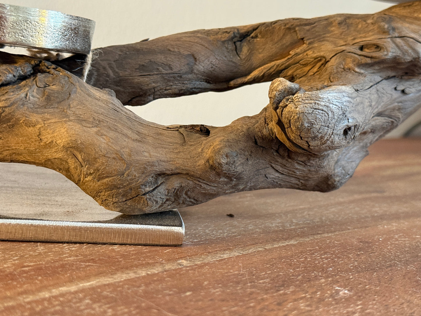Kerzenständer aus Treibholz auf Metallplatte mit zwei Designkerzen 1295