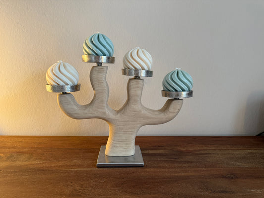 Adventskranz neu gedacht - Kerzenständer aus geschliffenem Eichenholz, silberfarbene Kerzenteller, vier Designkerzen 1510