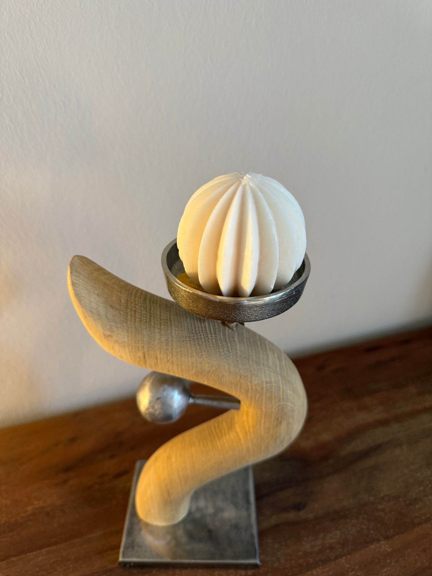 Kerzenständer aus geschliffenem Eichenholz mit Metallkugel auf Metallplatte mit Designkerze 517