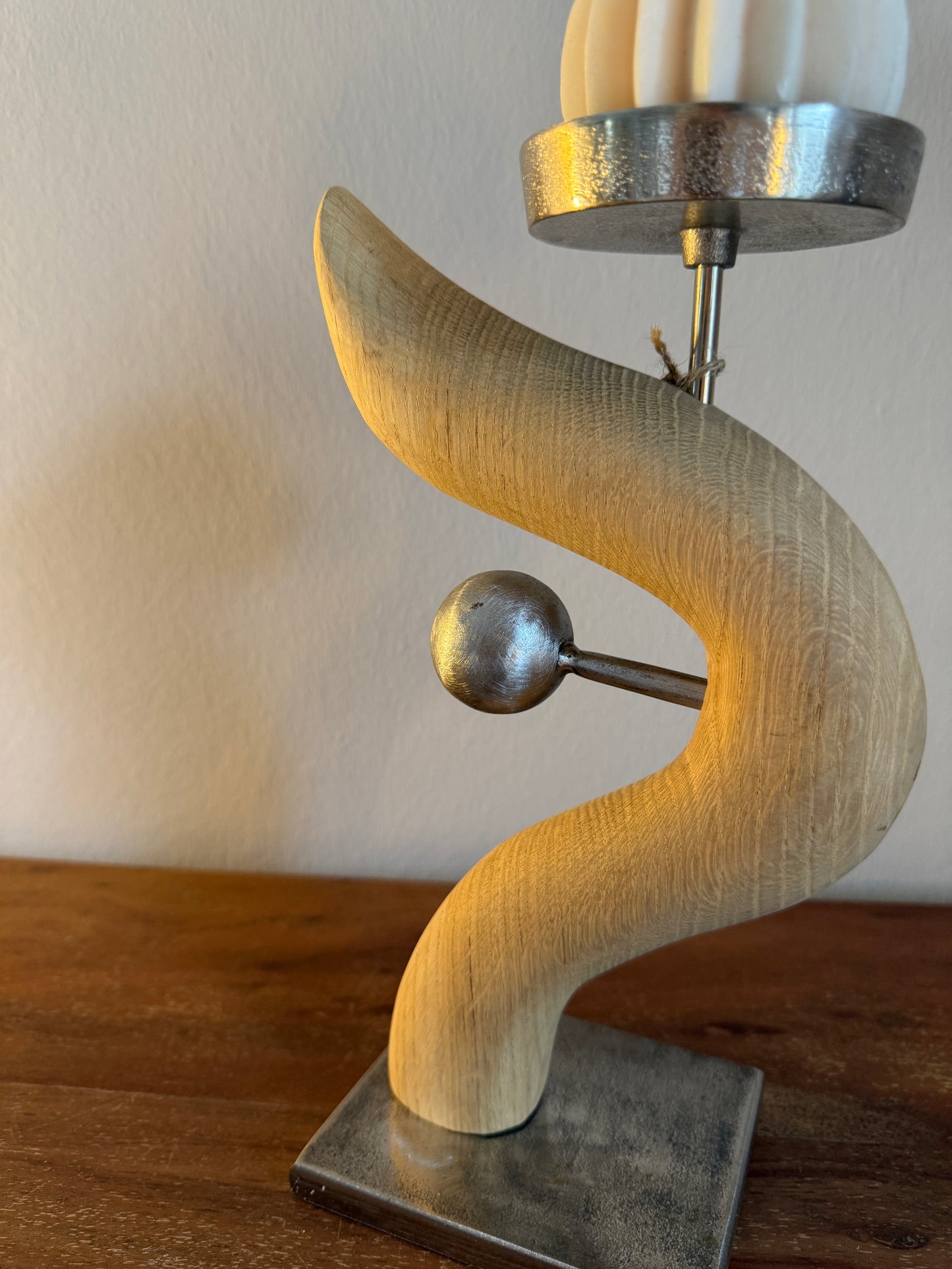 Kerzenständer aus geschliffenem Eichenholz mit Metallkugel auf Metallplatte mit Designkerze 517