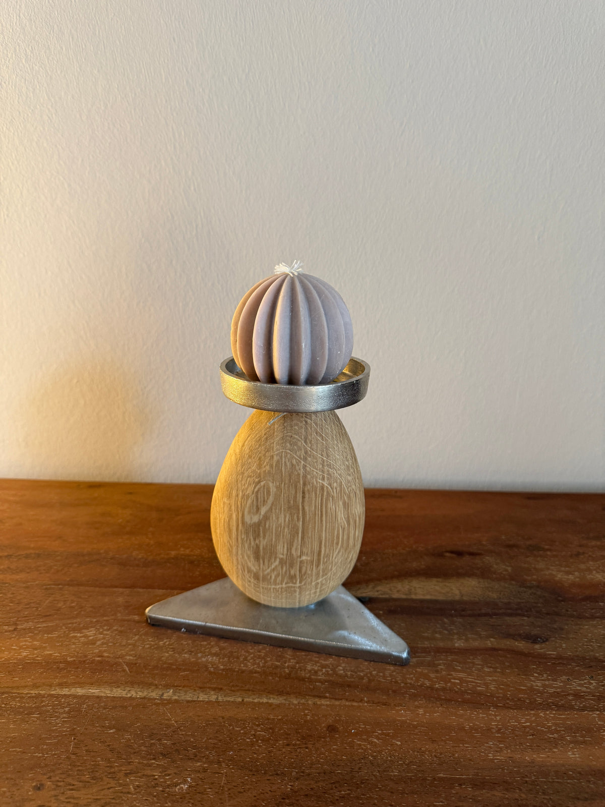 Kerzenständer aus geschwungenem Eichenholz mit Designkerze, Unikat Nr. 0356, Ansicht 1