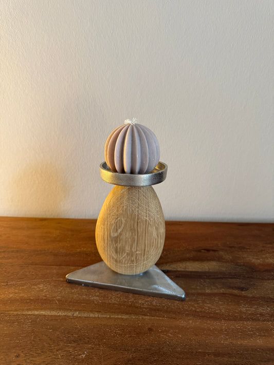 Kerzenständer aus geschliffenem Eichenholz auf Metallplatte mit Designkerze 356