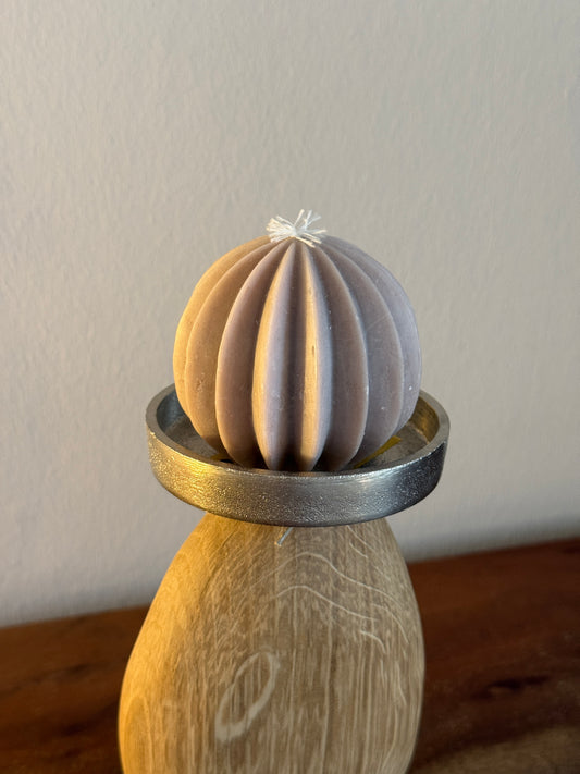 Kerzenständer aus geschliffenem Eichenholz auf Metallplatte mit Designkerze 356