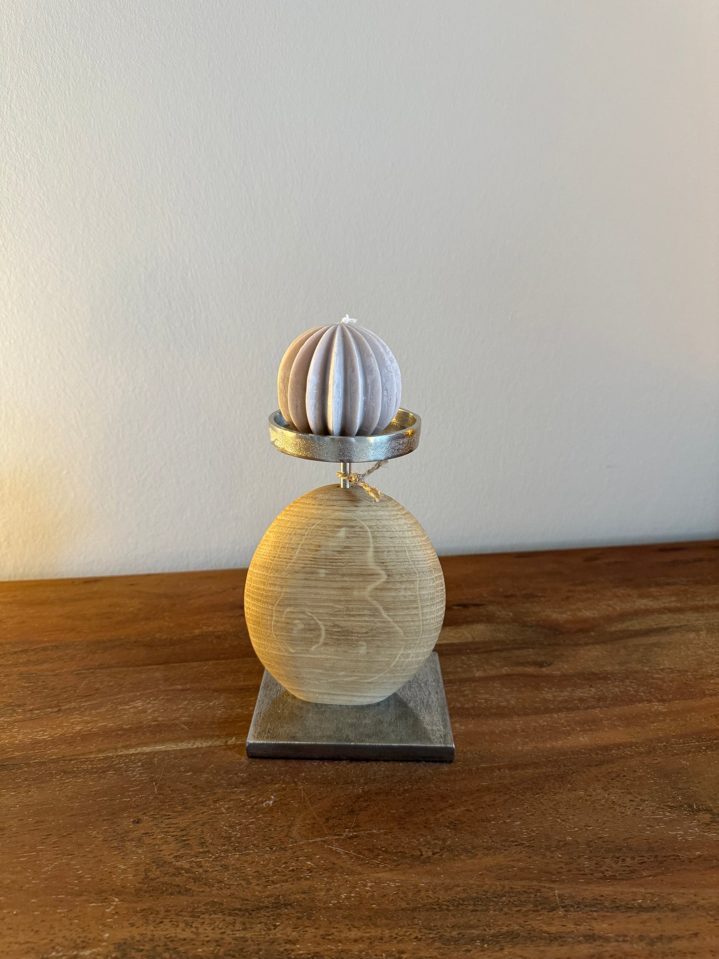 Kerzenständer aus geschliffenem Eichenholz auf Metallplatte mit Designkerze 0359