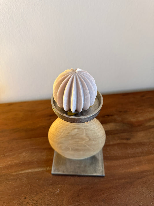 Kerzenständer aus geschliffenem Eichenholz auf Metallplatte mit Designkerze 359