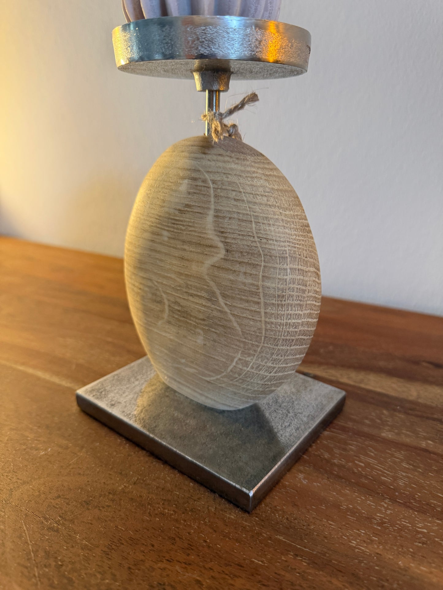 Kerzenständer aus geschliffenem Eichenholz auf Metallplatte mit Designkerze 0359