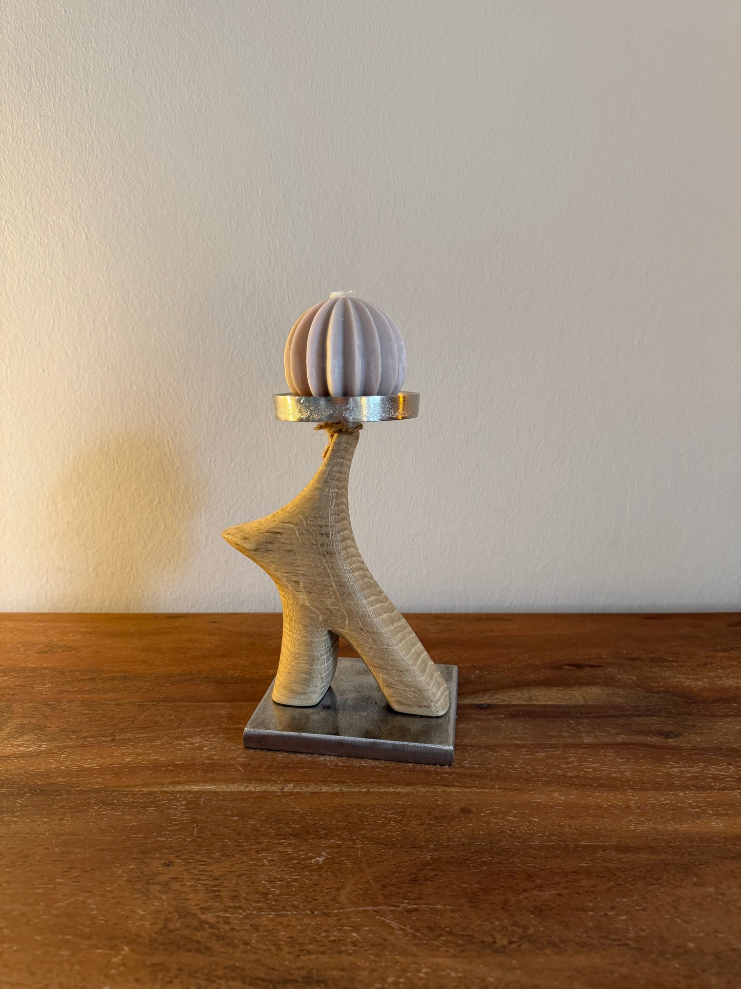 Kerzenständer aus geschliffenem Eichenholz auf Metallplatte mit Designkerze 439