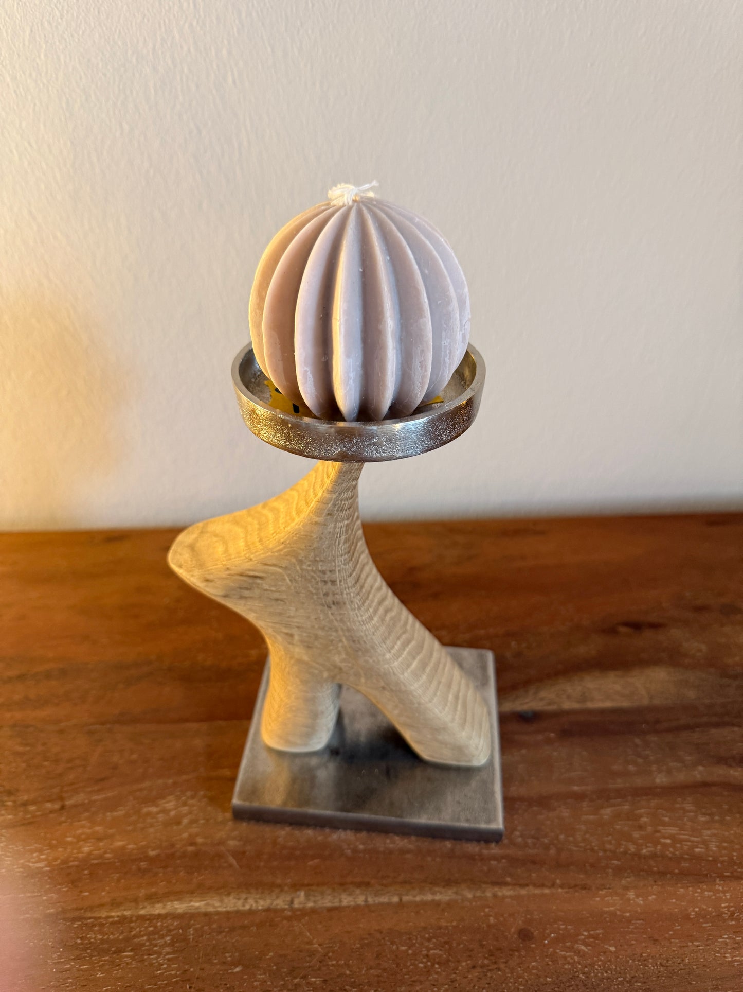 Kerzenständer aus geschliffenem Eichenholz auf Metallplatte mit Designkerze 439