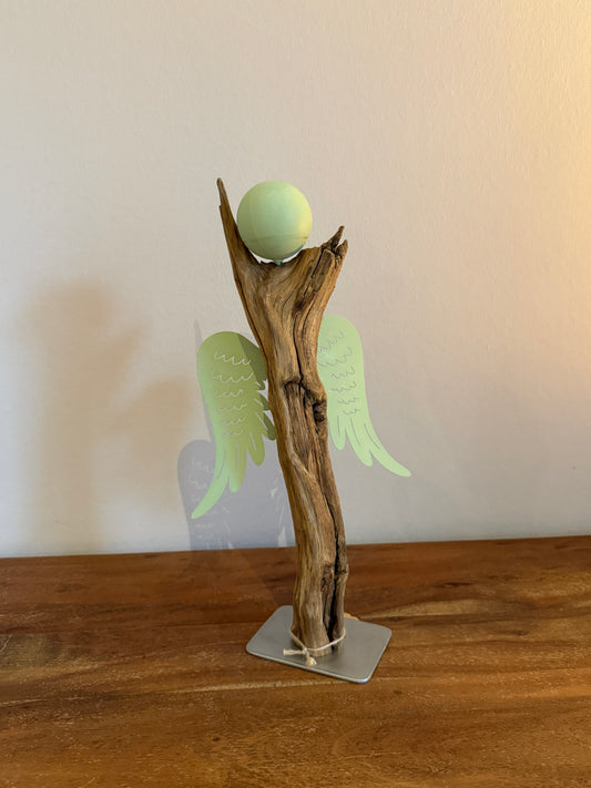 Holzengel mit Metallkopf und Metallflügeln klein grün 1381