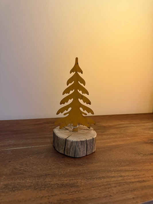 Holzstamm mit Tannenbaum aus Rost 1151