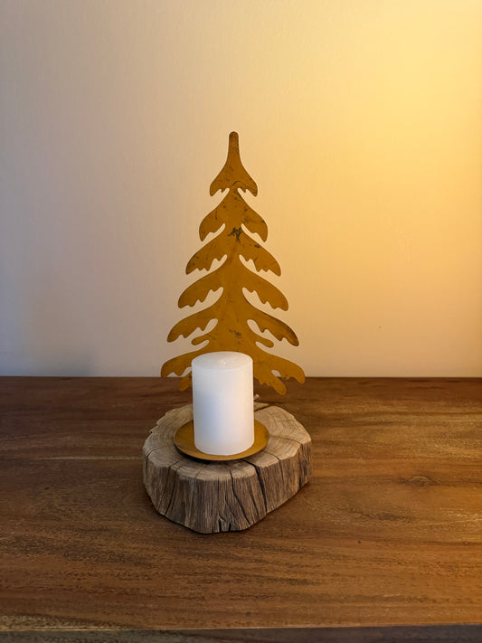 Holzstamm mit Tannenbaum aus Rost und Stumpenkerze weiß 1173