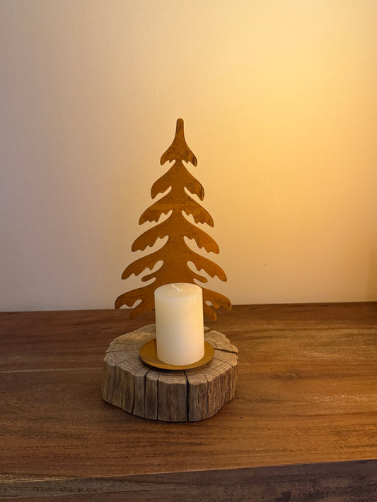 Holzstamm mit Tannenbaum aus Rost und Stumpenkerze creme 1169