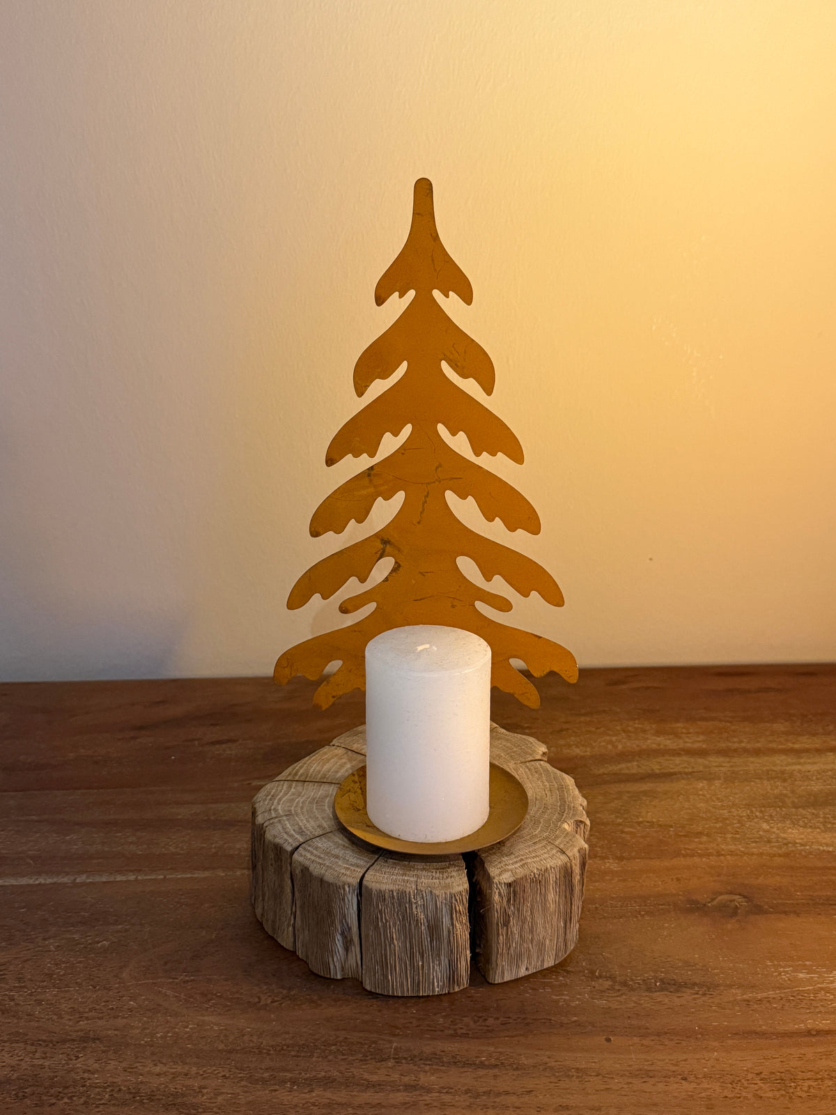 Holzstamm mit Tannenbaum aus Rost und Stumpenkerze weiß 1167