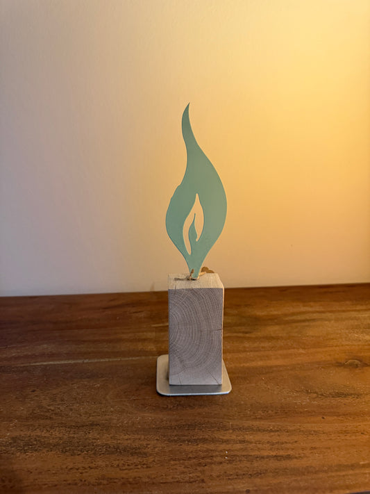 Holzstamm geschliffen mit Metallflamme grün 1326