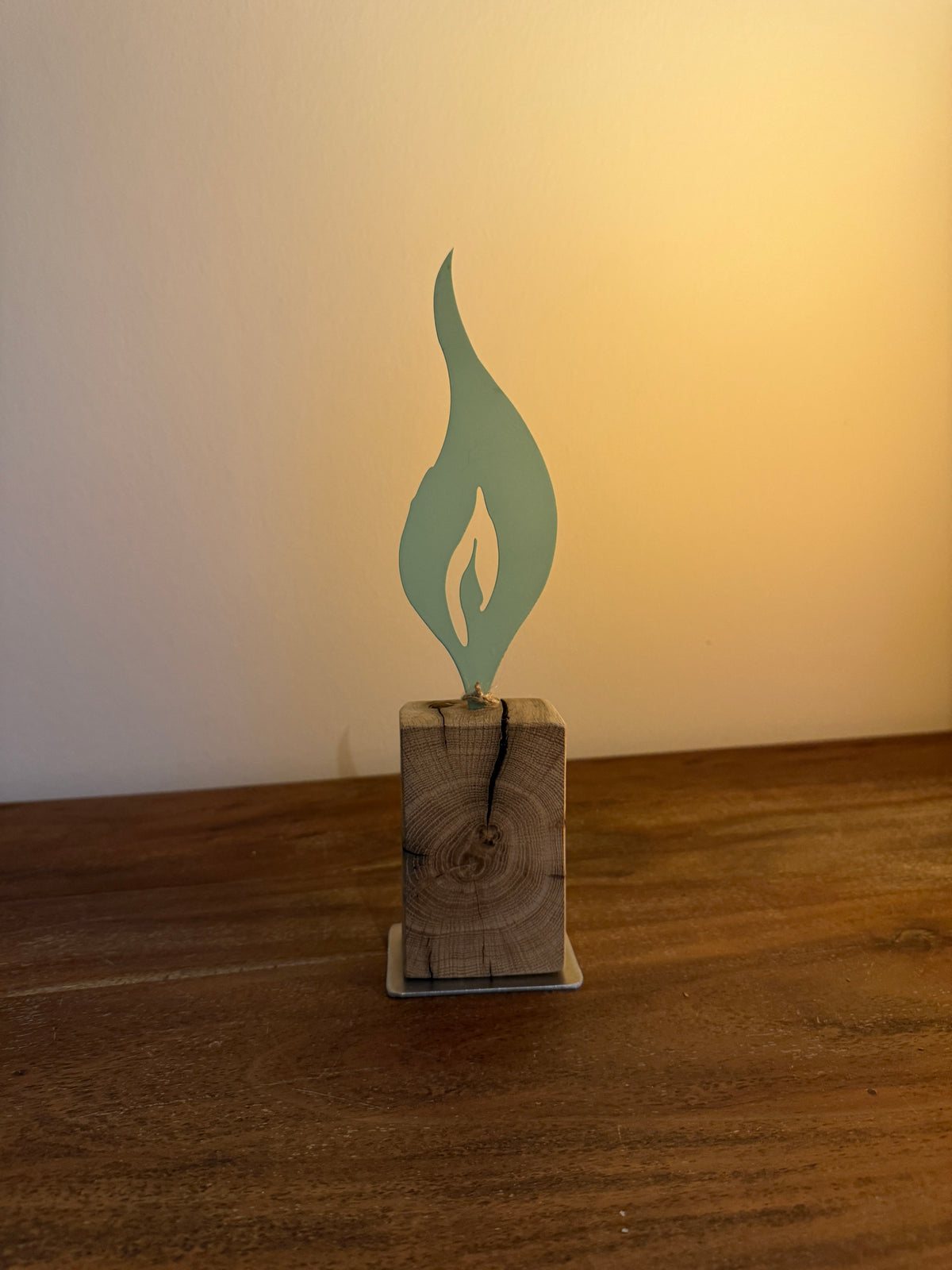 Holzstamm geschliffen mit Metallflamme grün 1367