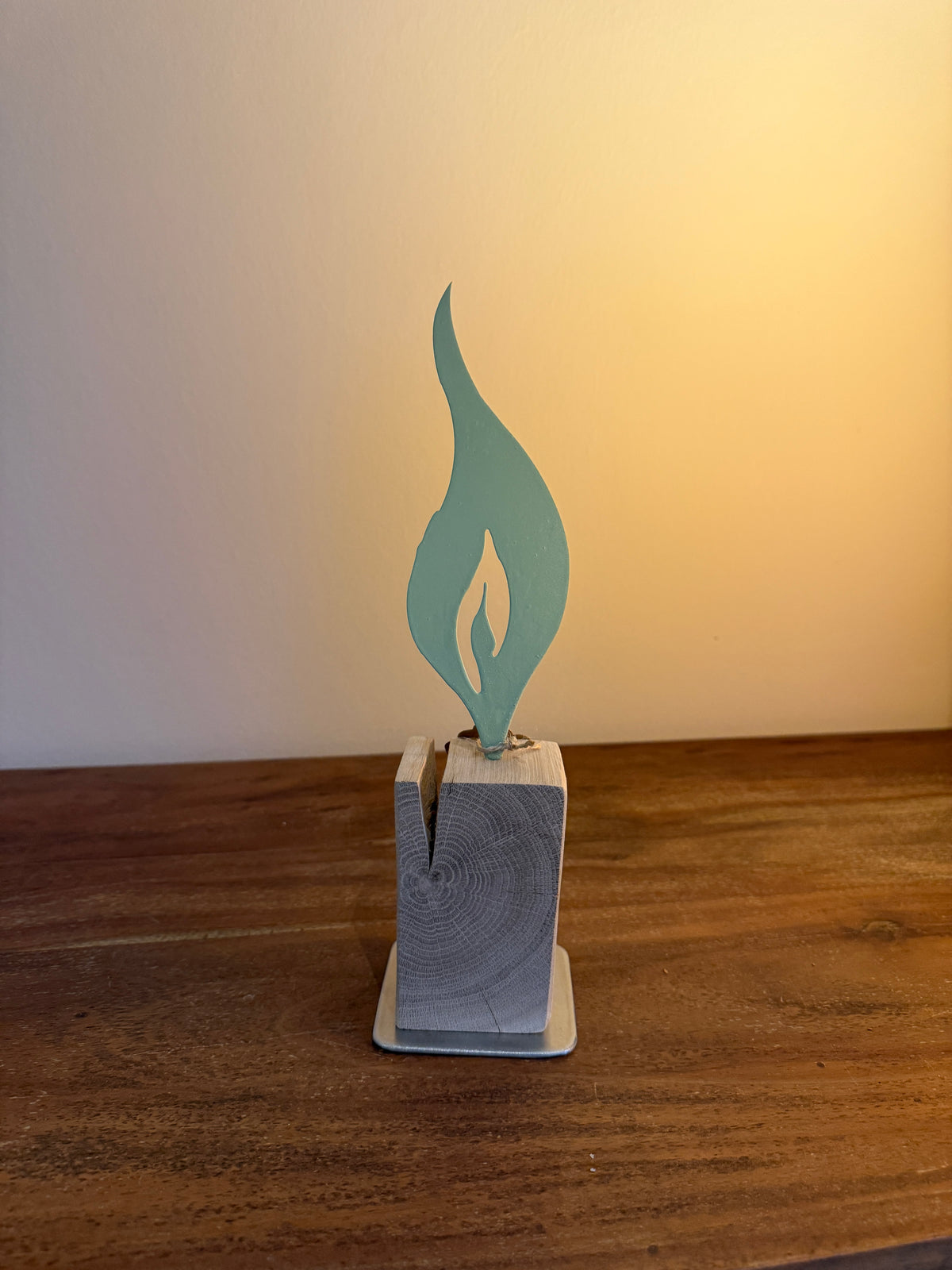 Holzstamm geschliffen mit Metallflamme grün 1337