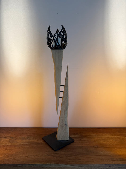 Dekoobjekt Windlicht Blatt aus Aluguß schwarz auf geschliffenem Eichenholz mit Stumpenkerze 1070