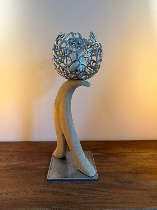 Dekoobjekt Windlicht aus Aluguß auf geschliffenem Eichenholz mit Stumpenkerze 511