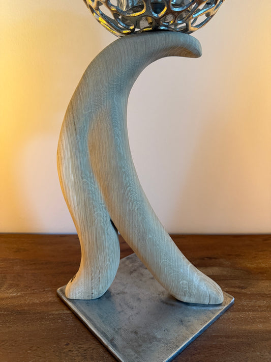 Dekoobjekt Windlicht aus Aluguß auf geschliffenem Eichenholz mit Stumpenkerze 511