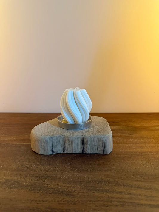 Kerzenständer aus geschliffenem Eichenholz mit Designkerzen 1532