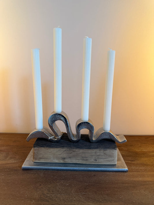 Kerzenständer aus gebürstetem Eichenholz mit vier Stabkerzen 810