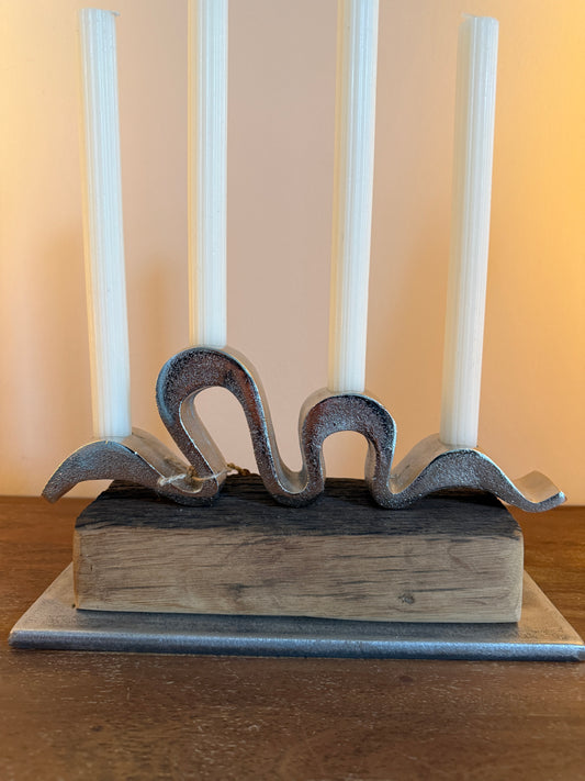 Kerzenständer aus gebürstetem Eichenholz mit vier Stabkerzen 810