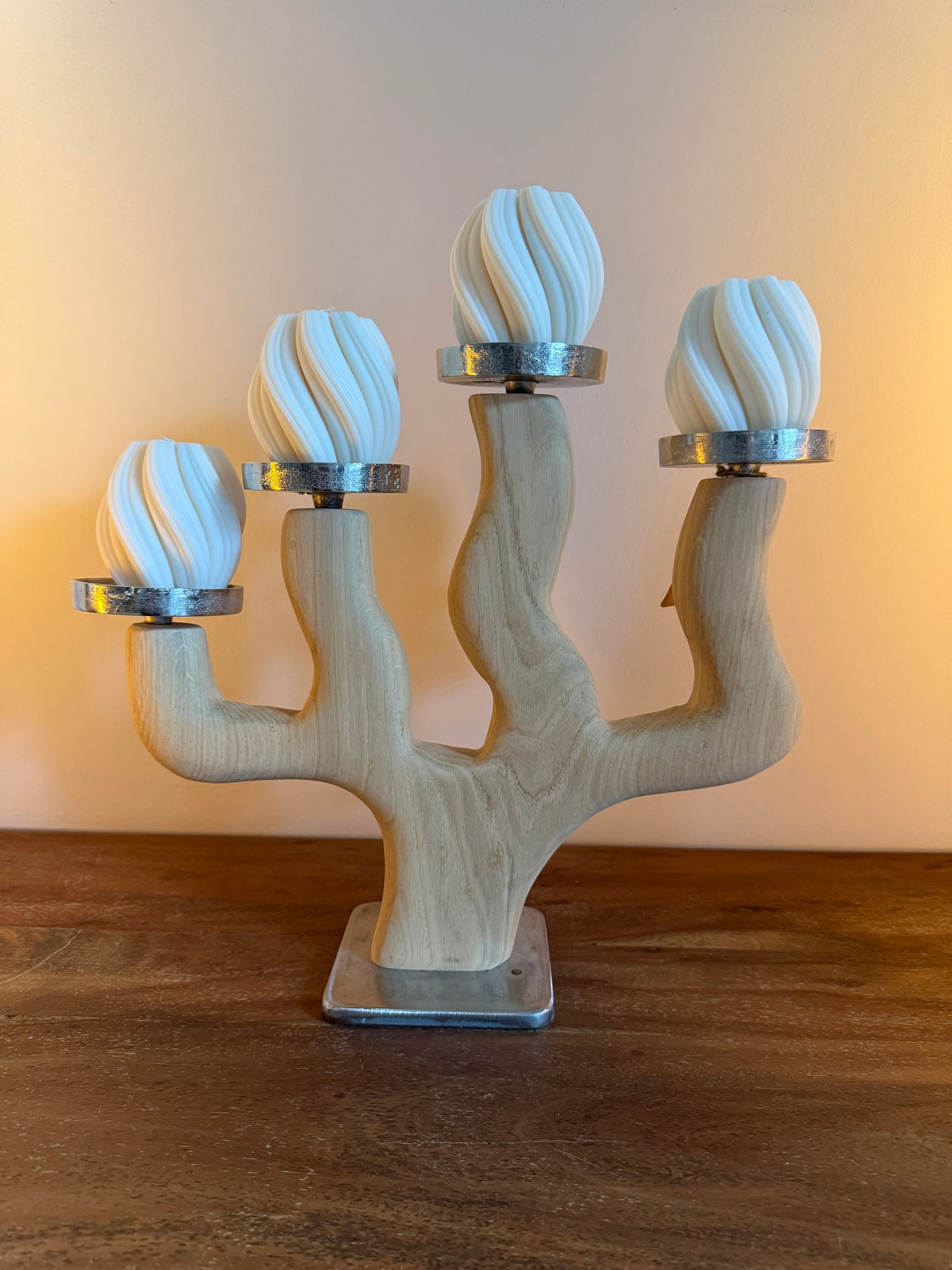 Adventskranz neu gedacht - Kerzenständer aus geschliffenem Eichenholz, silberfarbene Kerzenteller, vier Designkerzen 0975