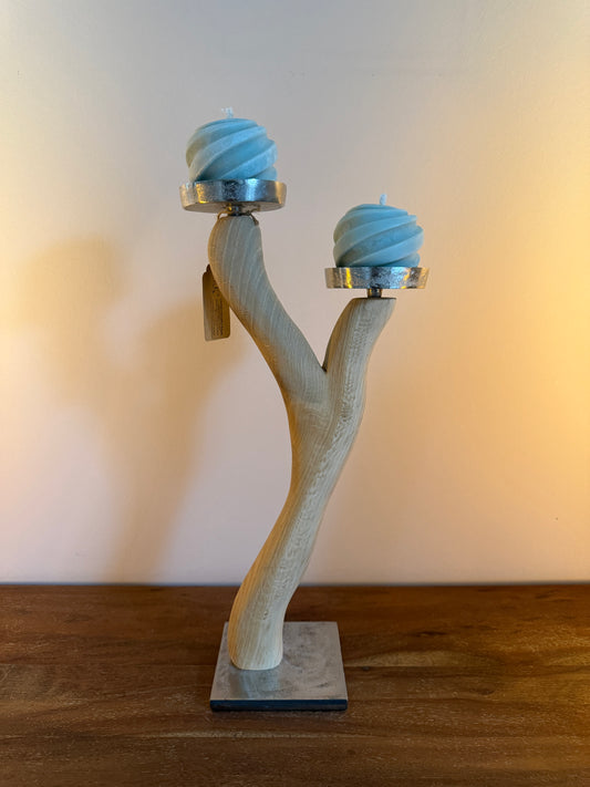 Kerzenständer aus geschliffenem Eichenholz auf Metallplatte mit zwei Designkerzen 546