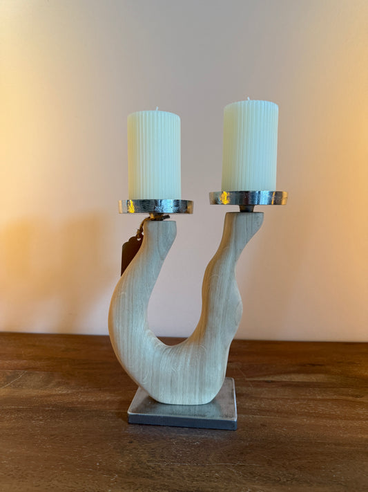 Kerzenständer aus geschliffenem Eichenholz auf Metallplatte mit zwei Stumpenkerzen 1130