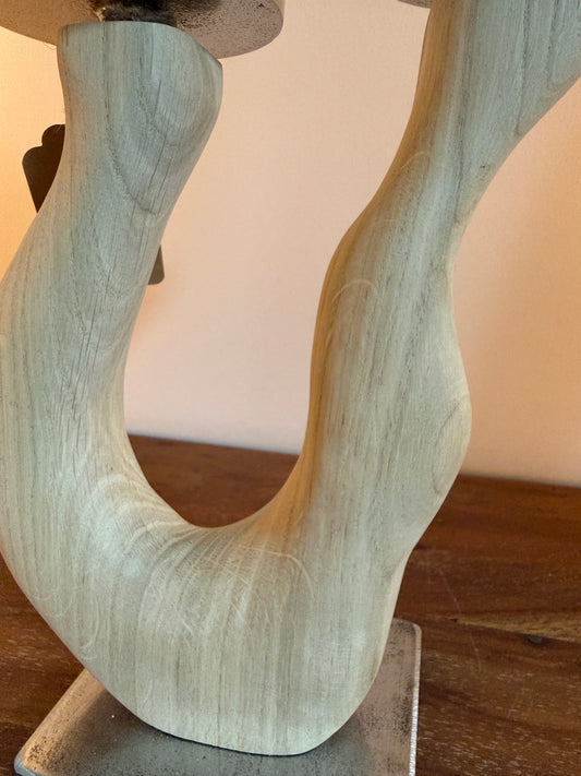 Kerzenständer aus geschliffenem Eichenholz auf Metallplatte mit zwei Stumpenkerzen 1130