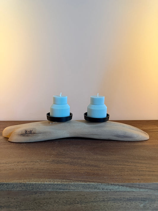 Kerzenständer aus geschliffenem Eichenholz auf Metallplatte mit zwei Designkerzen 1318