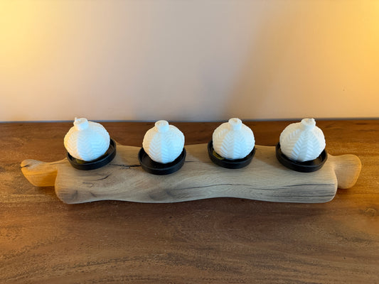 Adventskranz neu gedacht - Kerzenständer aus geschliffenem Eichenholz, schwarze Kerzenteller, vier Designkerzen 1115