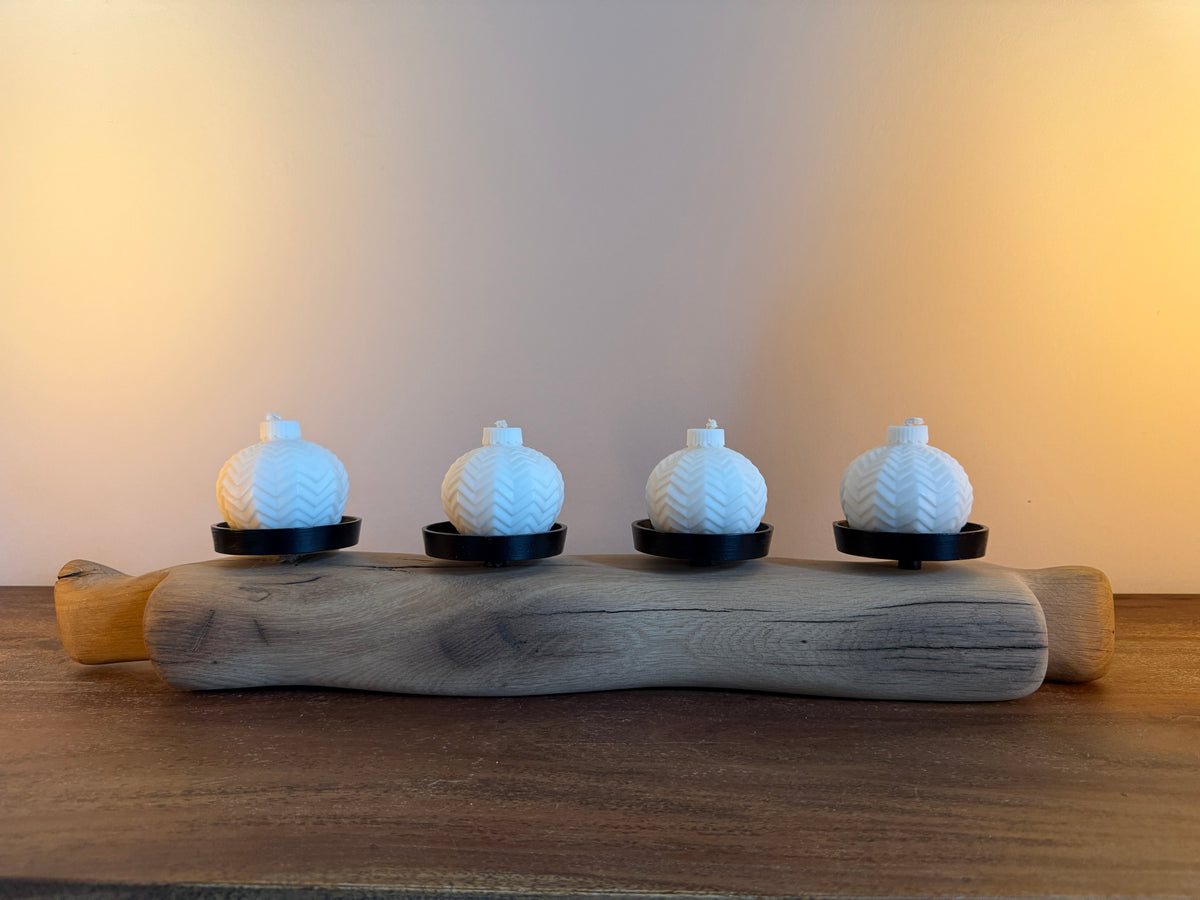 Adventskranz neu gedacht - Kerzenständer aus geschliffenem Eichenholz, schwarze Kerzenteller, vier Designkerzen 1115