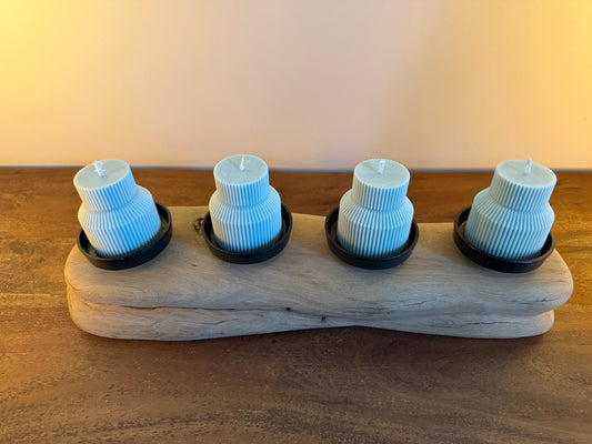 Adventskranz neu gedacht - Kerzenständer aus geschliffenem Eichenholz, schwarze Kerzenteller, vier Designkerzen 1184