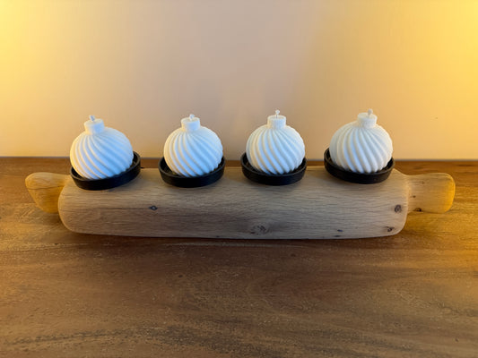 Adventskranz neu gedacht - Kerzenständer aus geschliffenem Eichenholz, schwarze Kerzenteller, vier Designkerzen 823