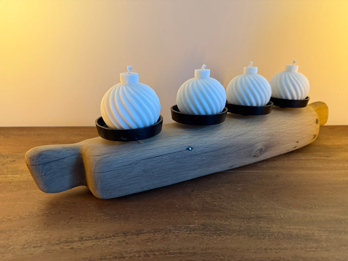 Adventskranz neu gedacht - Kerzenständer aus geschliffenem Eichenholz, schwarze Kerzenteller, vier Designkerzen Unikat Nr. 0823