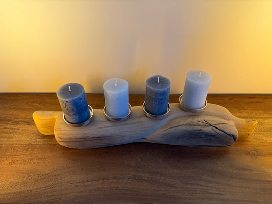 Adventskranz neu gedacht - Kerzenständer aus geschliffenem Eichenholz, silberfarbene Kerzenteller, vier Stumpenkerzen hellgrau/dunkelgrau 1183