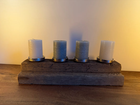 Adventskranz neu gedacht - Kerzenständer aus gebürstetem Eichenholz, silberfarbene Kerzenteller, vier Stumpenkerzen beige/taupe 1187