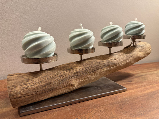 Adventskranz neu gedacht - Kerzenständer aus gebürstetem Eichenholz, silberfarbene Kerzenteller, vier Designkerzen 912