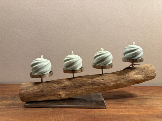 Adventskranz neu gedacht - Kerzenständer aus gebürstetem Eichenholz, silberfarbene Kerzenteller, vier Designkerzen 912