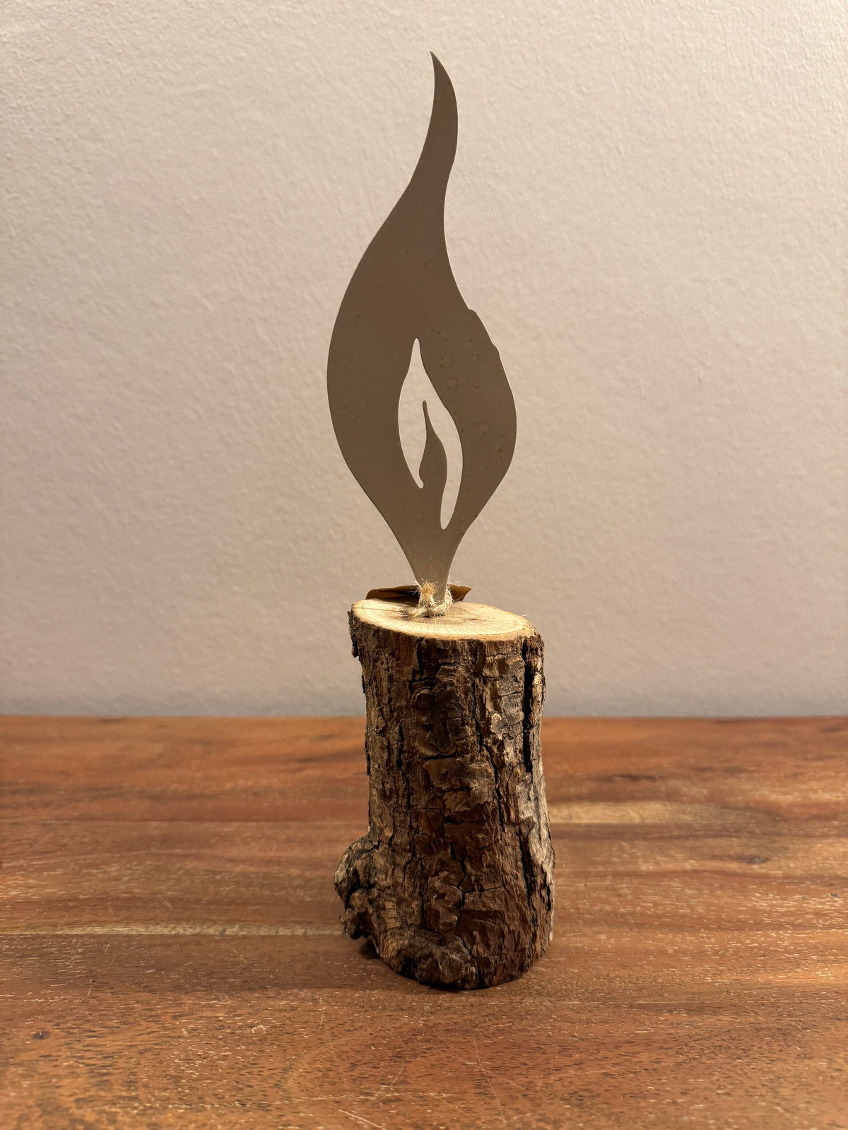 Holzstamm mit Metallflamme taupe 1349