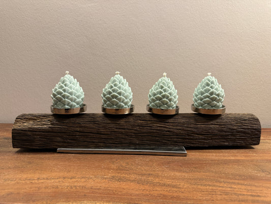 Adventskranz neu gedacht - Kerzenständer aus gebürstetem Eichenholz, silberfarbene Kerzenteller, vier Designkerzen 1134