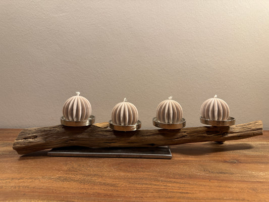 Adventskranz neu gedacht - Kerzenständer aus gebürstetem Eichenholz, silberfarbene Kerzenteller, vier Designkerzen 1136