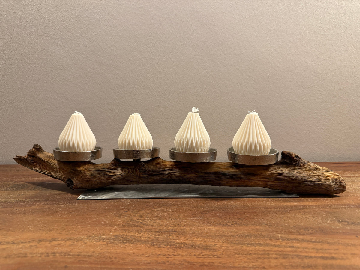 Adventskranz neu gedacht - Kerzenständer aus gebürstetem Holz, silberfarbene Kerzenteller, vier Designkerzen Unikat Nr. 1294
