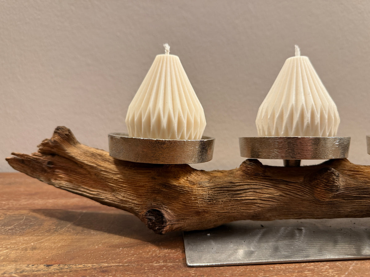 Adventskranz neu gedacht - Kerzenständer aus gebürstetem Holz, silberfarbene Kerzenteller, vier Designkerzen Unikat Nr. 1294
