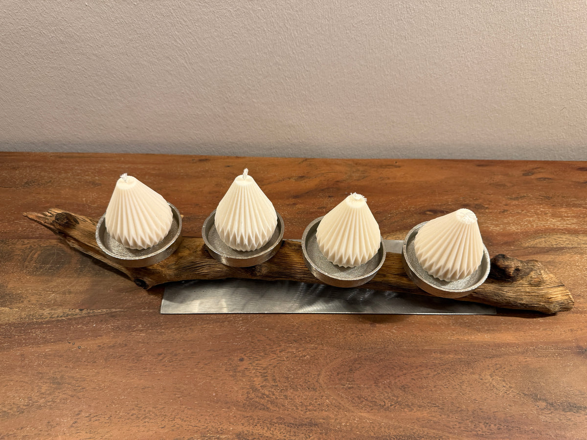 Adventskranz neu gedacht - Kerzenständer aus gebürstetem Holz, silberfarbene Kerzenteller, vier Designkerzen Unikat Nr. 1294