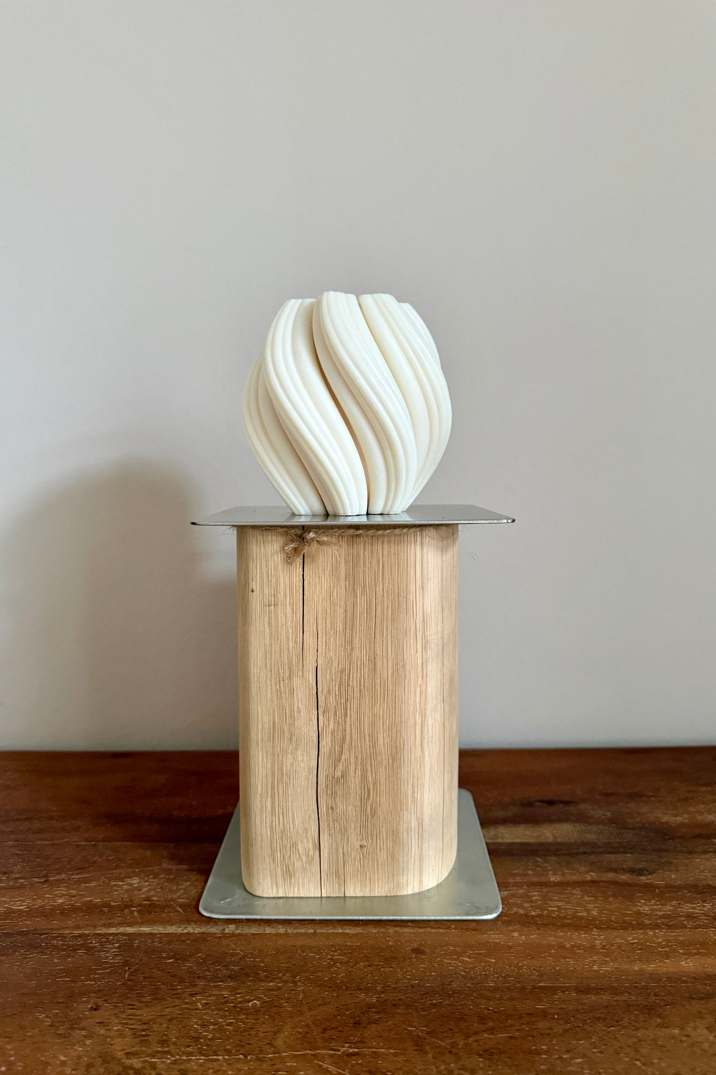 Holzstamm geschliffen mit Edelstahlplatte und Designkerze 1299